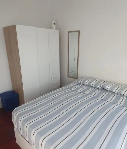 Pansiyon Pequena Con Balcon Vigo